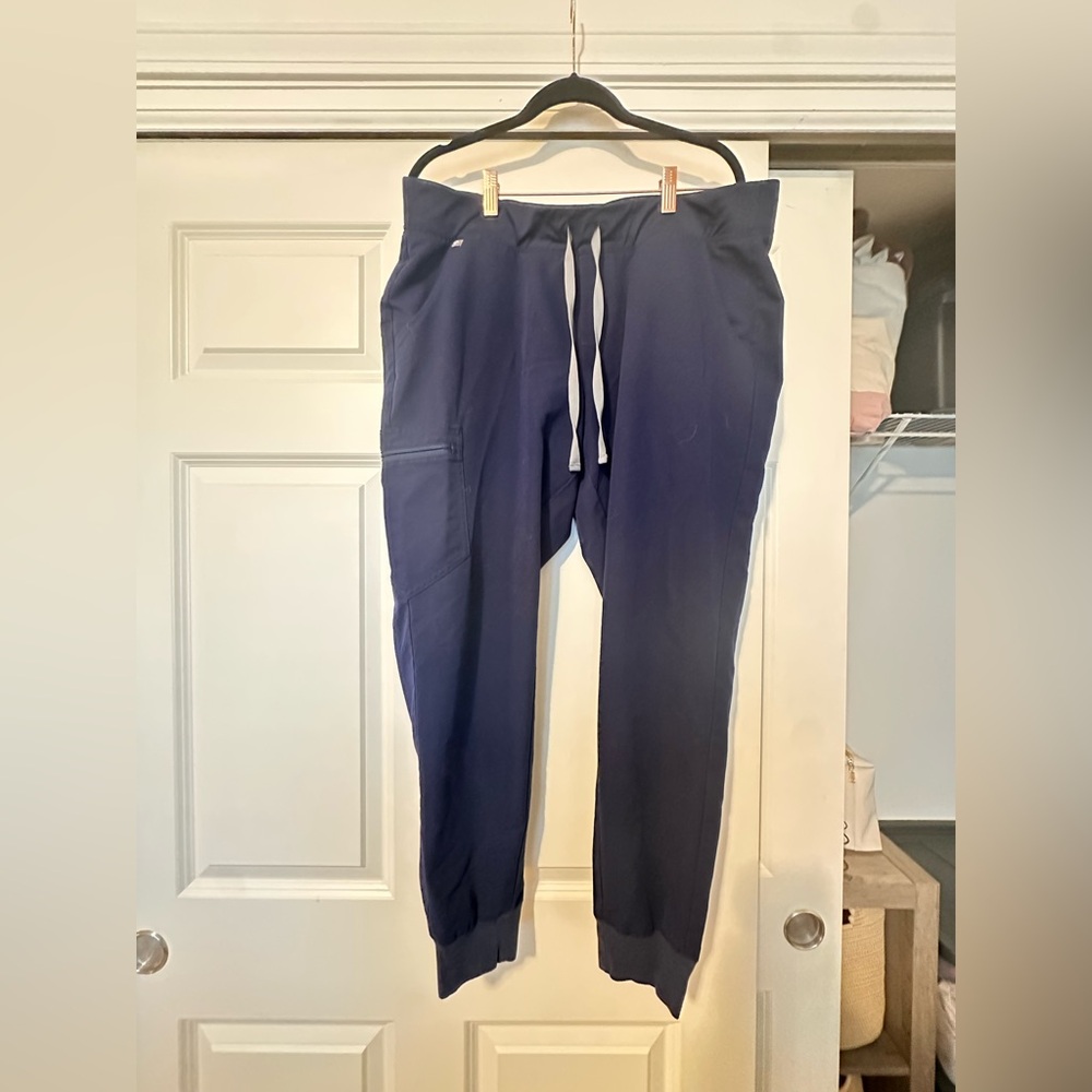 Figs women’s Zamora jogger style scrub pant